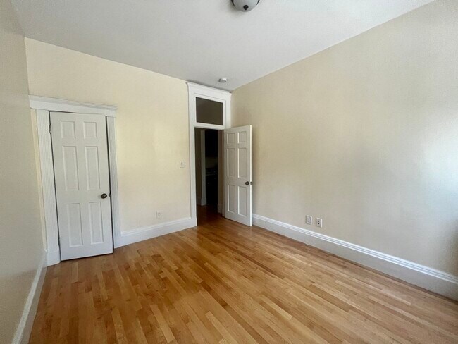 Building Photo - 102 Trowbridge St