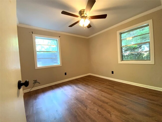 Building Photo - 2807 Edgewater Dr