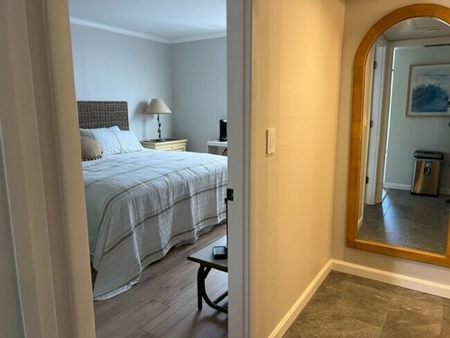 Building Photo - 1BR/1BA Newly Renovated Canal front Condo on Venice Island