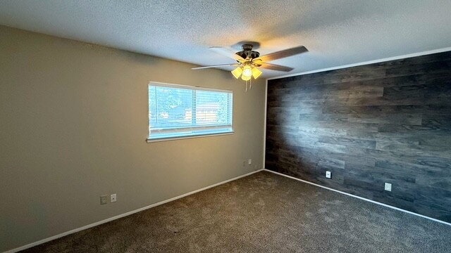 Building Photo - NORTH EAST SIDE 2 BEDROOM TOWNHOME AVAILABLE NOW!