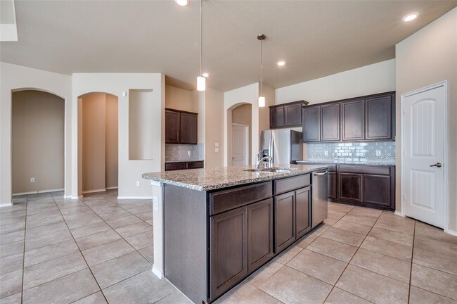 Building Photo - 2025 Lake Vista Dr