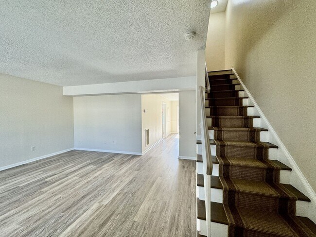 Building Photo - 3-Bedroom Townhome READY NOW!! Fresh Paint...