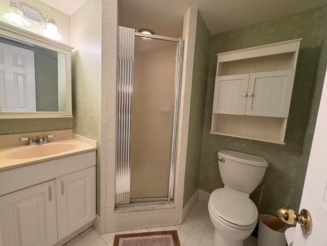 Building Photo - 680 Tennis Club Dr