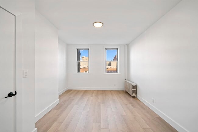 Building Photo - 216 Madison St