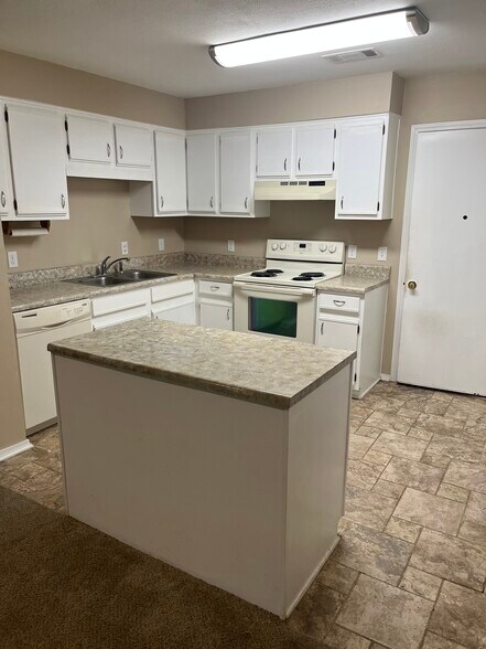Kitchen - 5001 Grande Dr