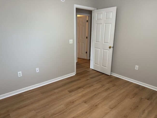 Building Photo - 355 Shady Oak Cir