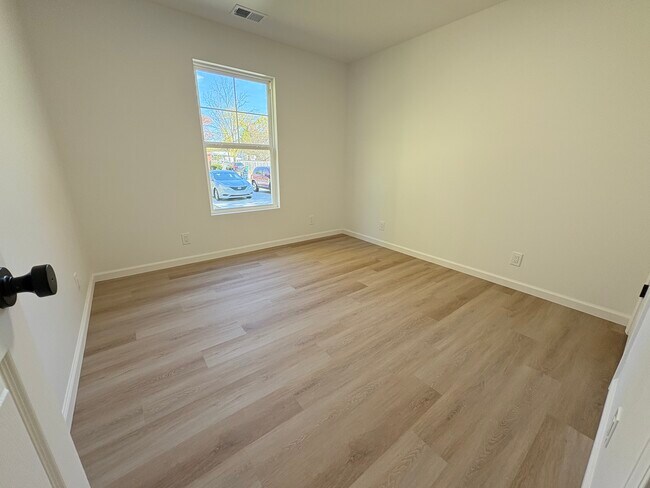 Building Photo - Hillside Dr