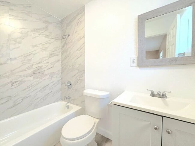 Building Photo - 1385 E Vernon Ave