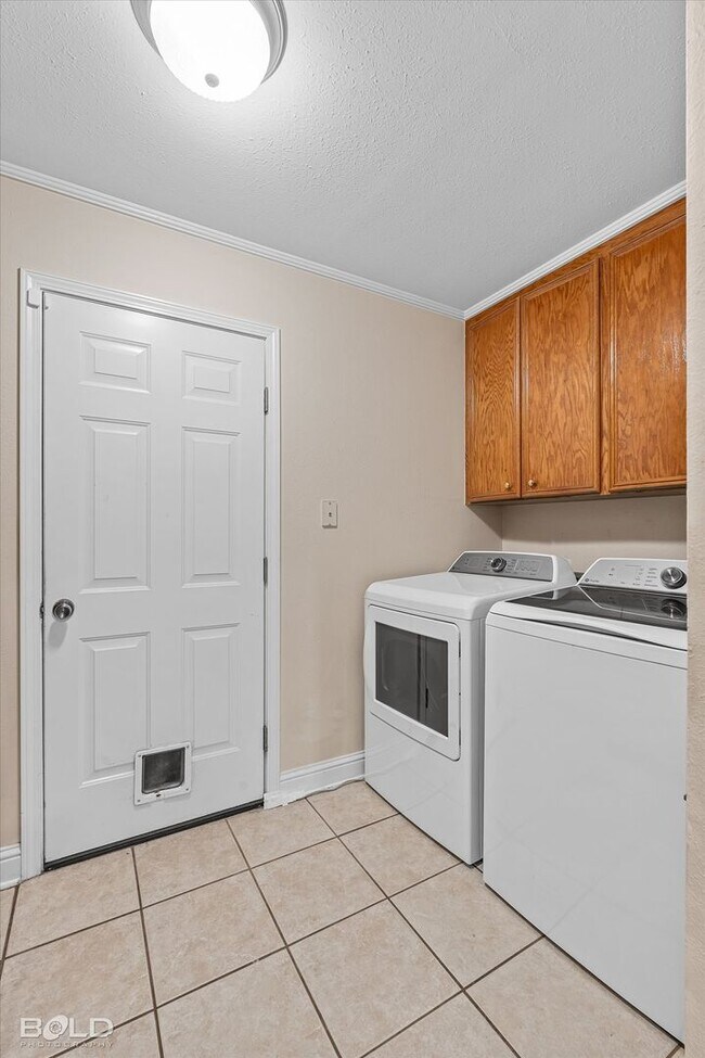 Building Photo - 4 Bedroom 2.5 Bathroom in Stockwell