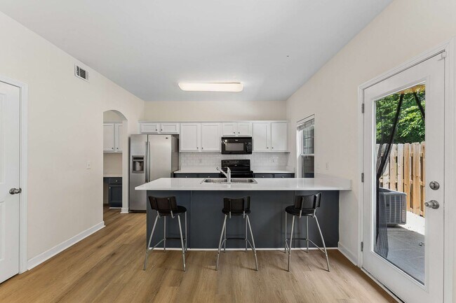 Building Photo - 553 Rosedale Ave