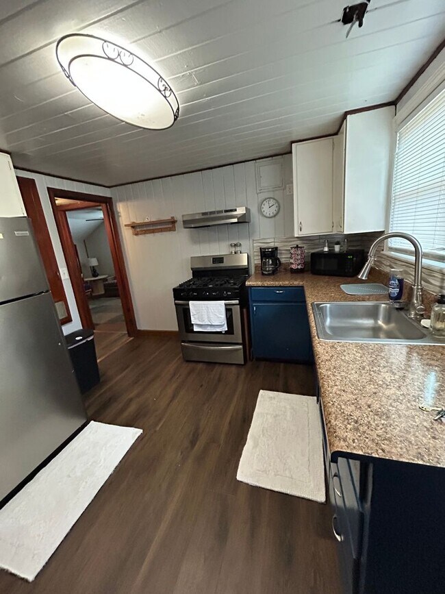 Building Photo - Air B & B