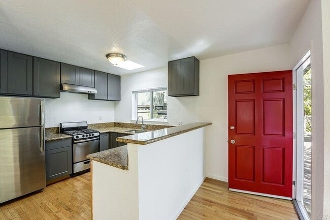 Building Photo - 1385 1/2 Sir Francis Drake Blvd, Unit 1