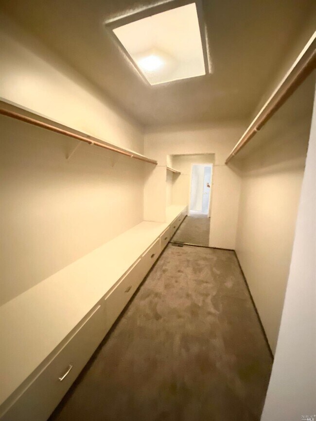 Building Photo - 723 Brookside Dr