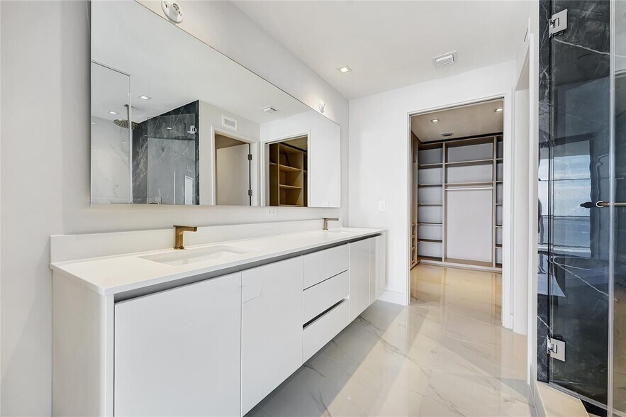 Building Photo - 700 NE 24th St