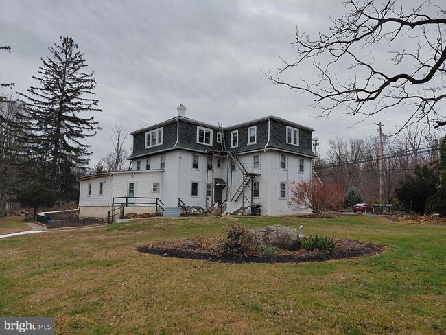 Building Photo - 2220 Old Bethlehem Pike
