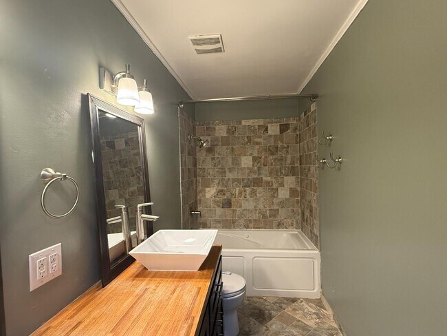 Building Photo - 5902 W Franklin St