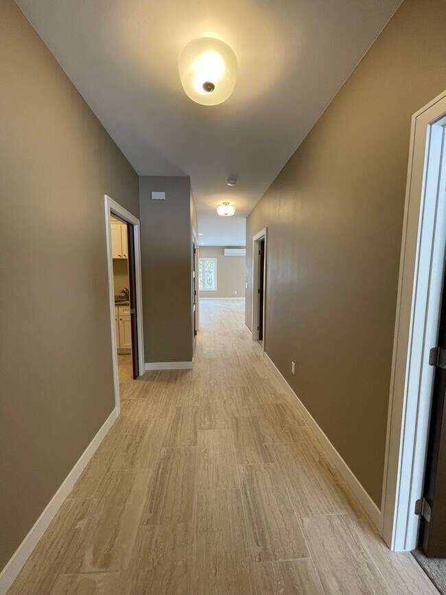 Building Photo - AVAILABLE AUGUST- 3 Bed 2 Bath Townhome In...