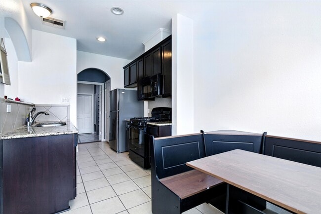 Building Photo - 8904 Clovermist Dr