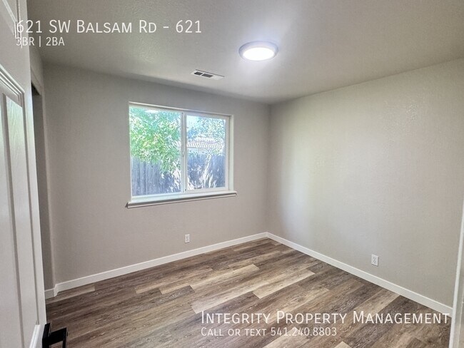 Building Photo - 621 SW Balsam Rd