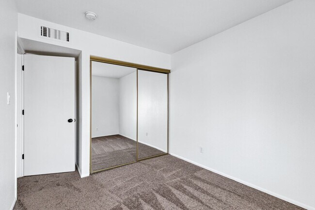 Building Photo - Remodeled 3/2 off Indian School & 43rd Ave