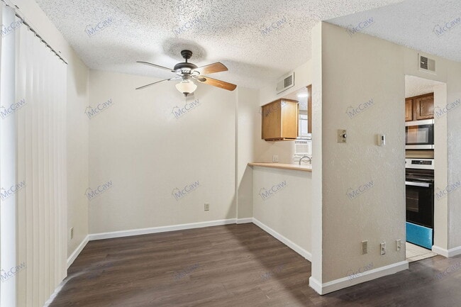 Building Photo - 9520 Royal Ln