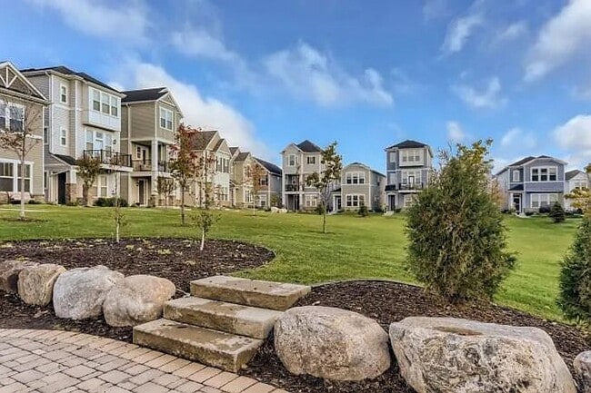 Building Photo - Beautiful Updated Townhouse- Maple Grove