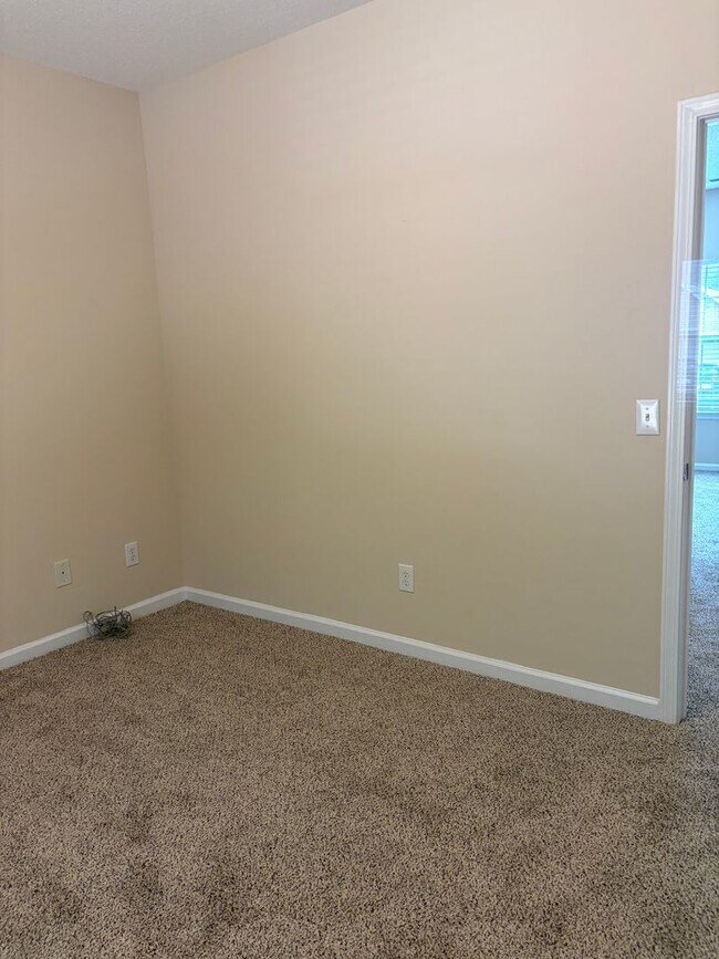 Building Photo - Large Home in Established Neighborhood