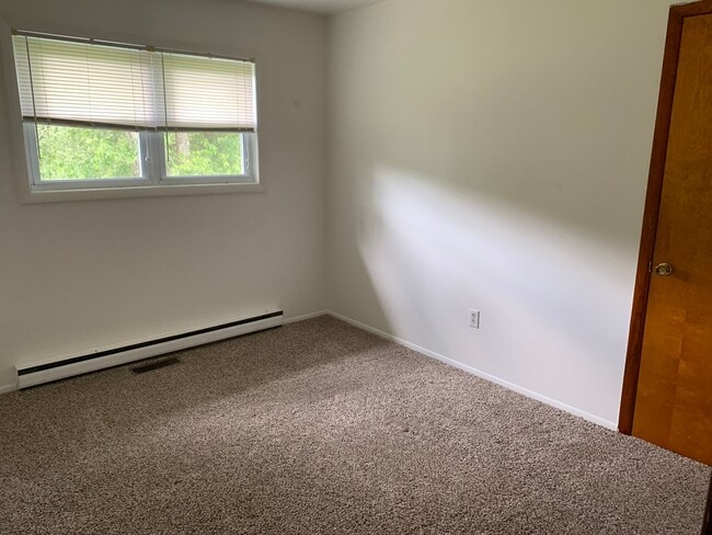 Building Photo - 3 Bedroom Close to Lewis Gale Hospital