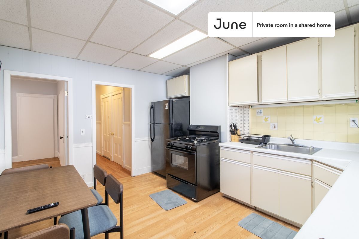 Building Photo - Room in Shared 3 bed/1 bath home