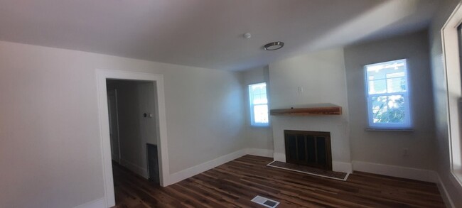 Building Photo - 127 17th Ave S