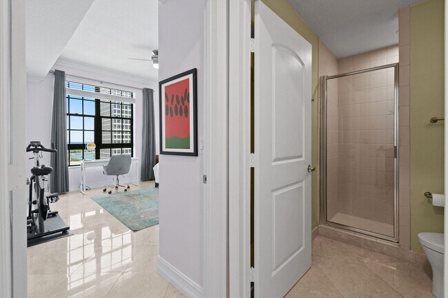 Building Photo - 701 S Olive Ave