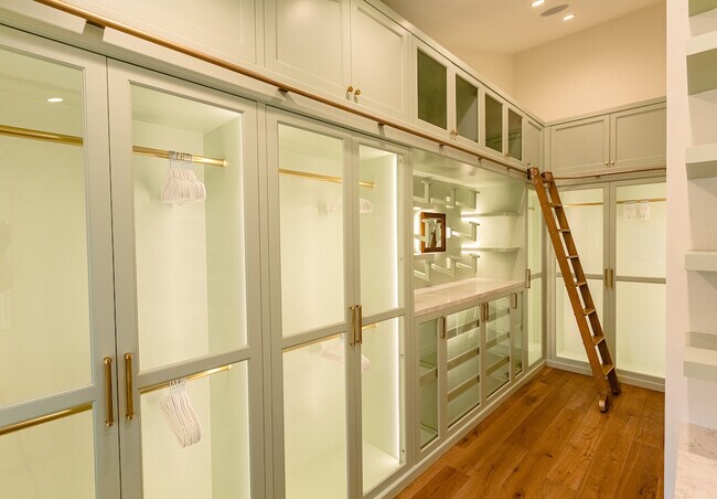 Primary Closet - 10517 Sarah St