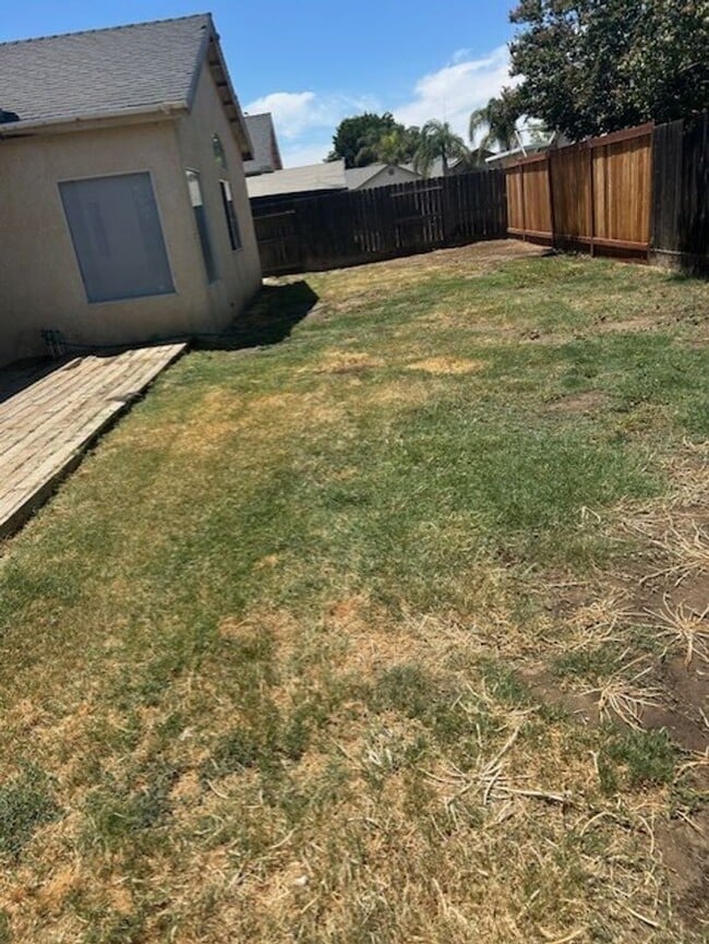 Building Photo - 3 Bedroom 2 Bath Home