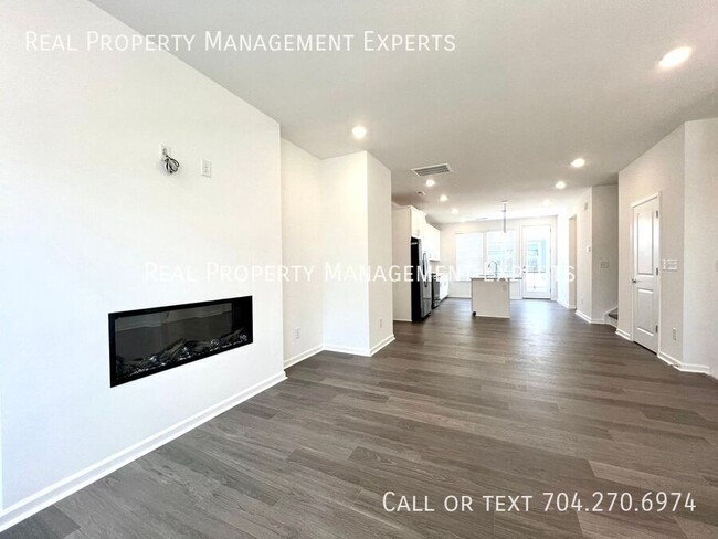 Building Photo - 211 Tamala St