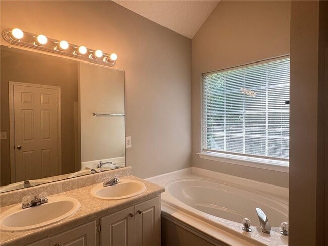 Building Photo - 4044 Robin Cir