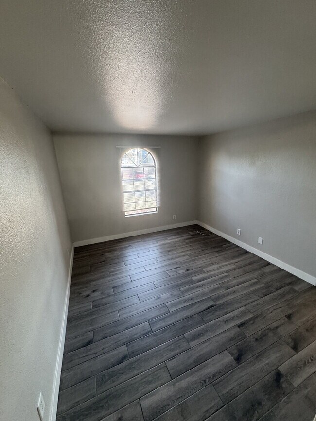 Building Photo - 2 Bed, 1 3/4 Bath Condo