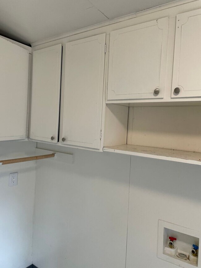 Building Photo - Newly Renovated 2 Bedroom 1 Bath Home Central Point
