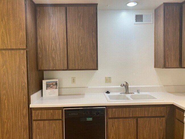 Building Photo - 2 Bedroom TownHome