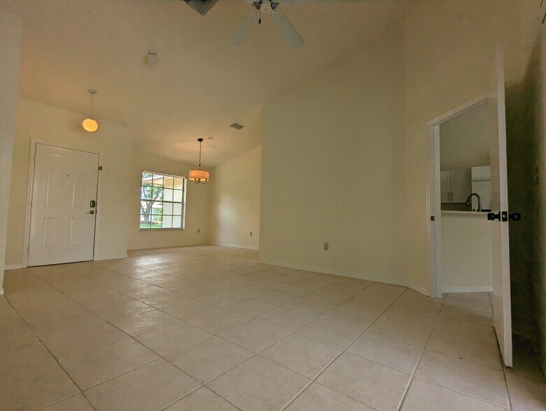 Building Photo - 9961 Boca Ave N