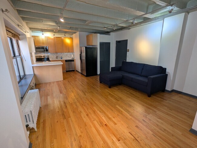 Building Photo - 5646 N Kenmore Ave