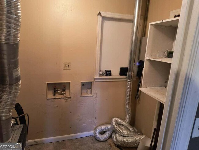 Building Photo - 4748 Sylvan Dr