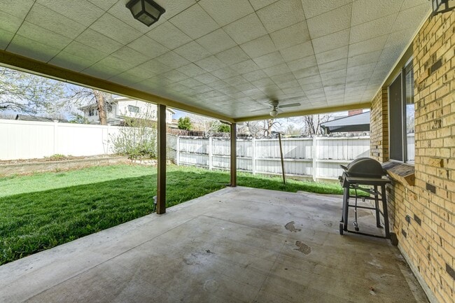 Building Photo - Great 4 Bedroom 3 Bath Home with 2 Car Garage and Covered Patio!