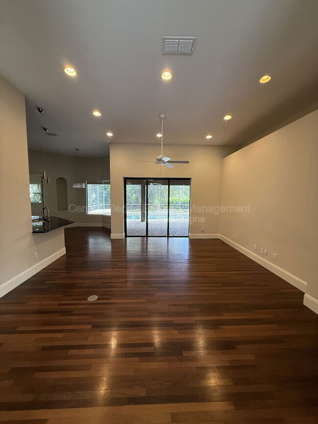 Building Photo - 708 Palenci Ct