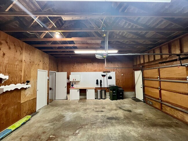 Building Photo - Westside Condo w/ Pool & Garage (Water Included)