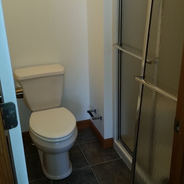 master toilet room - 548 W New Castle St