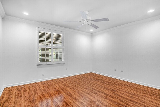 Building Photo - Prime Greenville Location! 3BR Ground Floor Condo in Gated Community