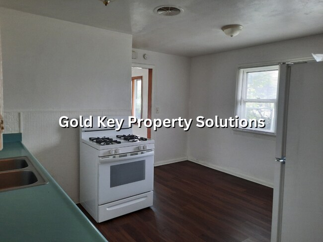 Building Photo - 3 BR 1 BA House with Garage and Central Ai...