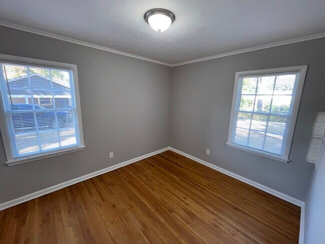 Building Photo - 3684 Bedford Ln - Available Now!