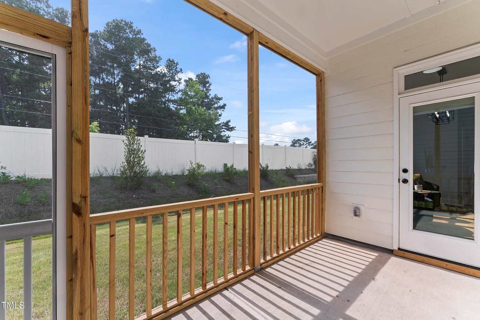 Building Photo - Room in House on Kings Lake Wy