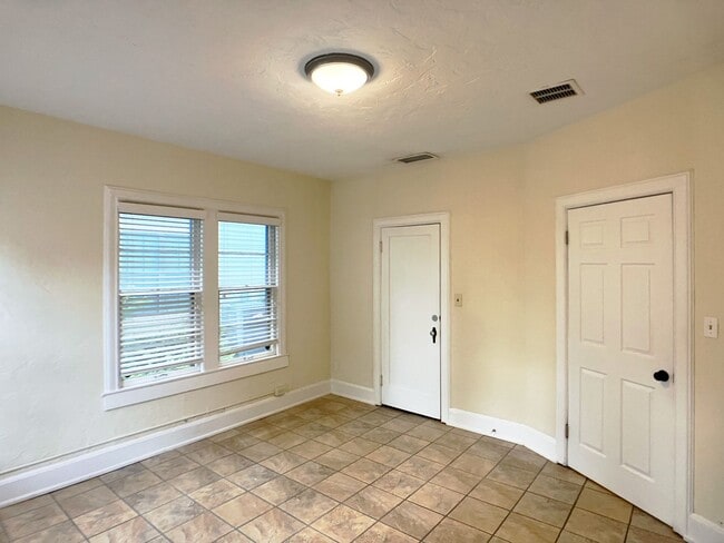 Building Photo - Margaret's Manor 917